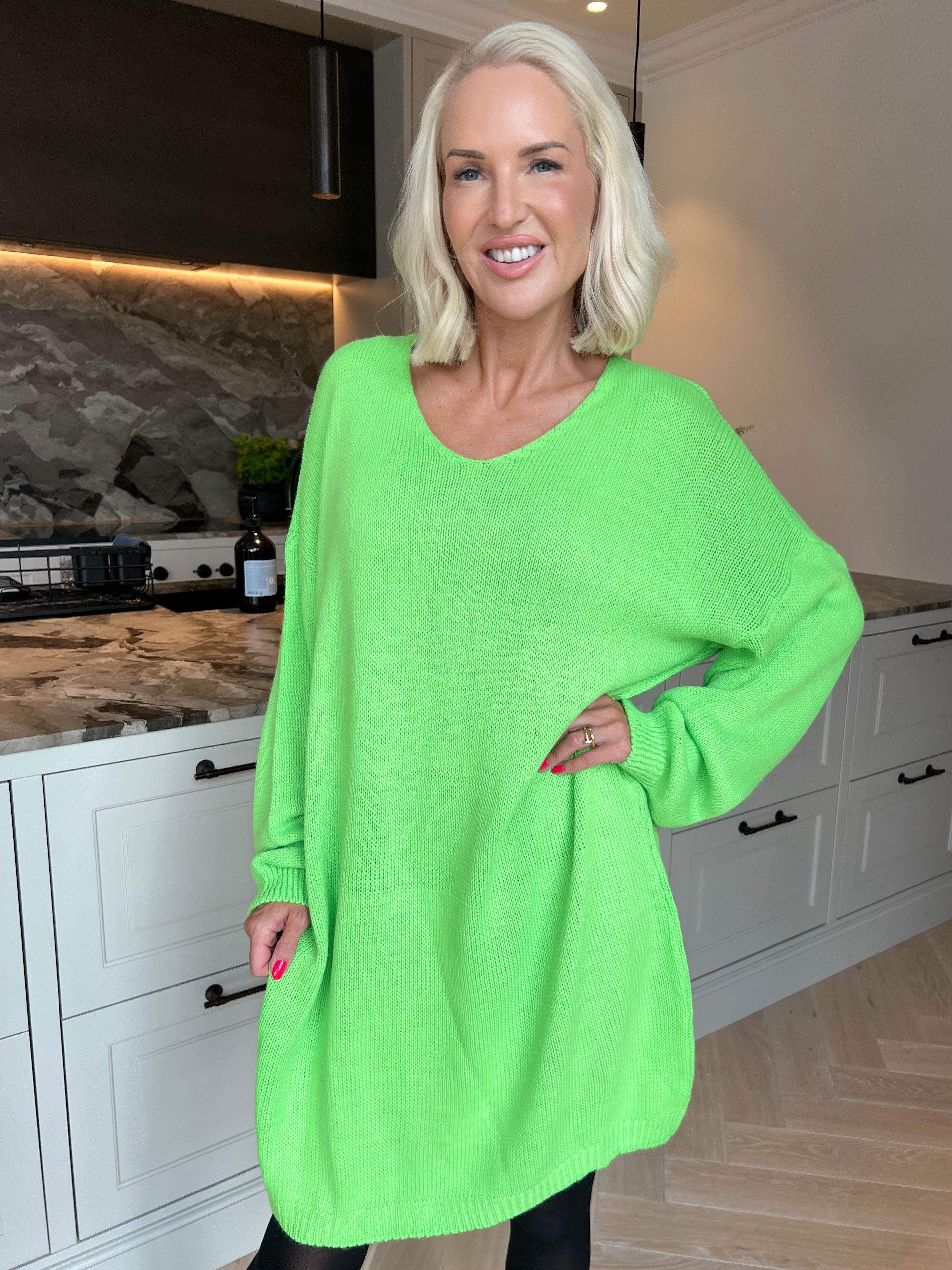 Estelle - Oversized strikkjole med feminin v-udskæring